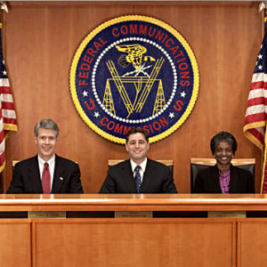 FCC commissioners 1 300x300 - La FCC suspenderá la mayoría de las operaciones el 3 de enero, si el cierre del gobierno continúa