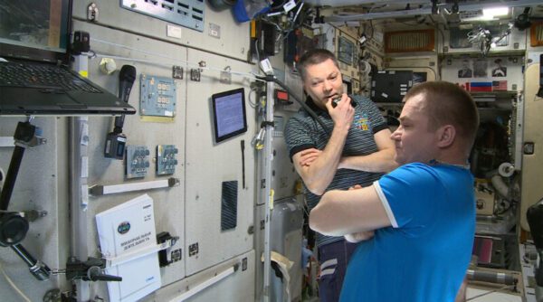 kosmonavty radiosvyaz mks 800x445 1 600x334 - Contacto ARISS: el 30 de julio de 2022, los cosmonautas de Roscosmos realizarán una sesión de comunicación por radio a bordo de la ISS